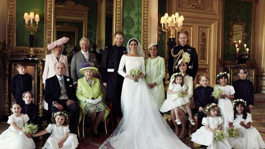 Retrato familiar el día de la boda de los duques de Sussex, 21 de mayo de 2018. Sentada, a la derecha, con su hija Carlota en las rodillas, Kate Middleton tuvo que transigir con el largo del vestido de las niñas que quiso Meghan, en contra del protocolo.