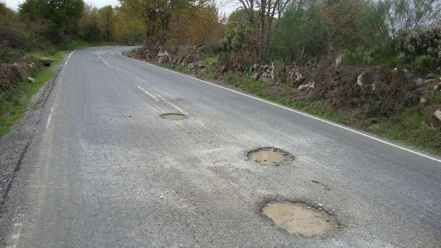 Una de las carreteras afectadas por las obras del AVE que Adif procederá a reparar. // Jesús Regal
