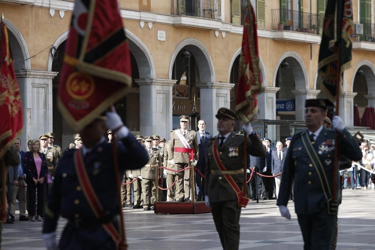 El general Fernando Luis Gracia presidió el acto de homenaje a la Fiesta Nacional