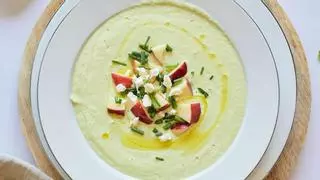 Cómo hacer una crema fría de pepino, yogur griego y aguacate en un pispás
