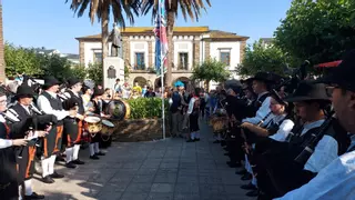 Tapia de Casariego arranca con la música celta: izado de bandera, gaitas y una petición