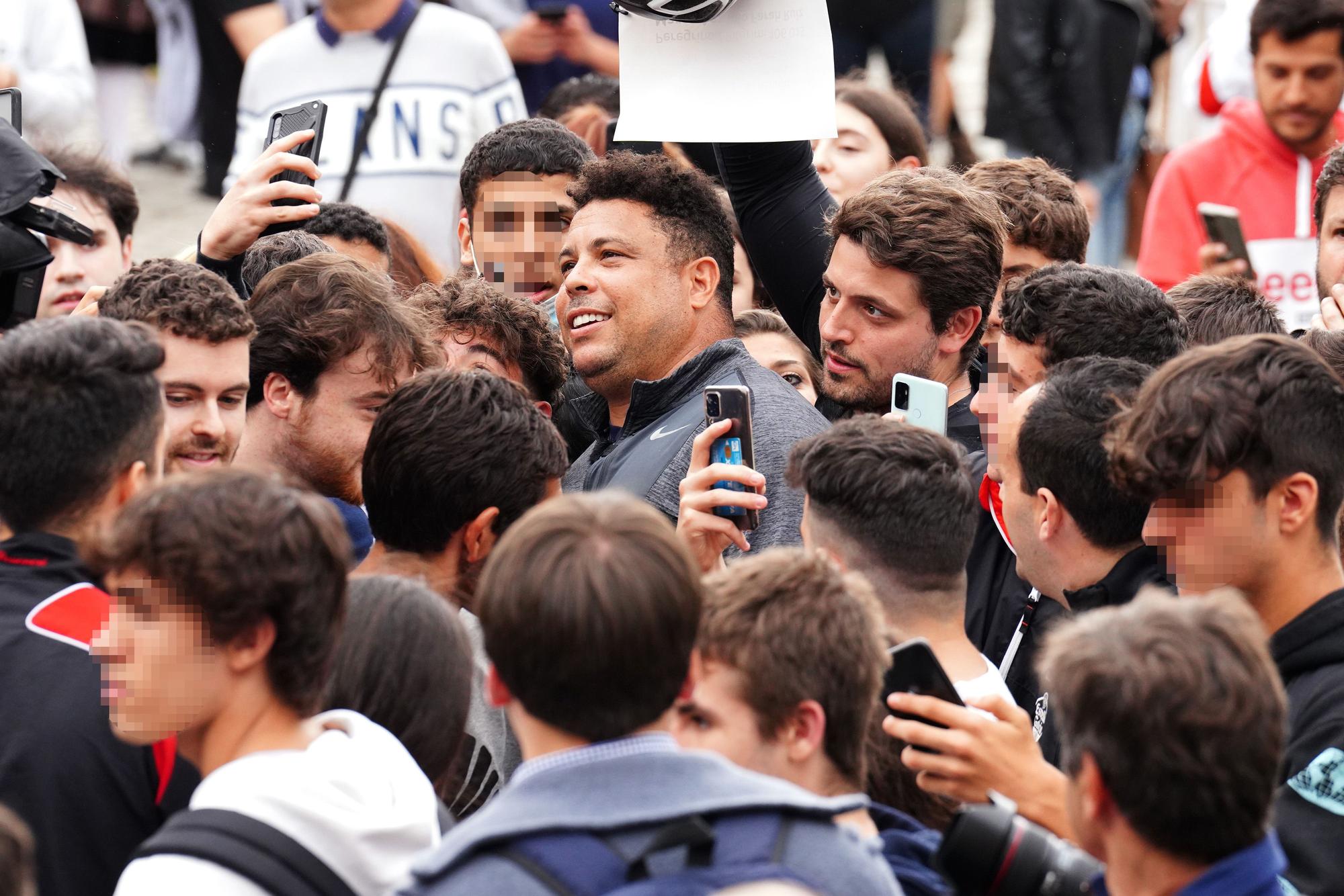 Ronaldo se da un baño de 'selfies' en su llegada a Santiago tras hacer el Camino