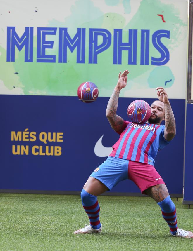 Las primeras imágenes de Memphis Depay con la camiseta del Barça