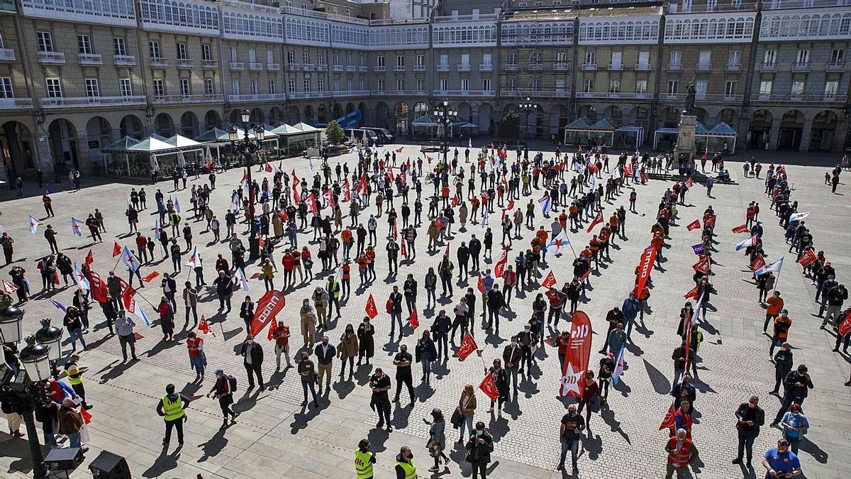 Participantes en la manifestación en la plaza de María Pita, en A Coruña. |   // FDV