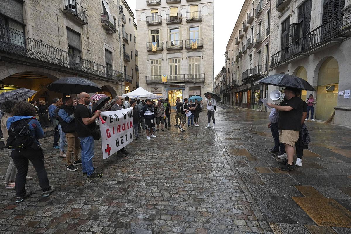 Girona plaça del Vi protesten els treballadors de Girona+Neta