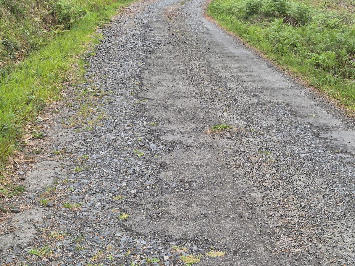 El firme de la pista de A Moa está muy deteriorado.