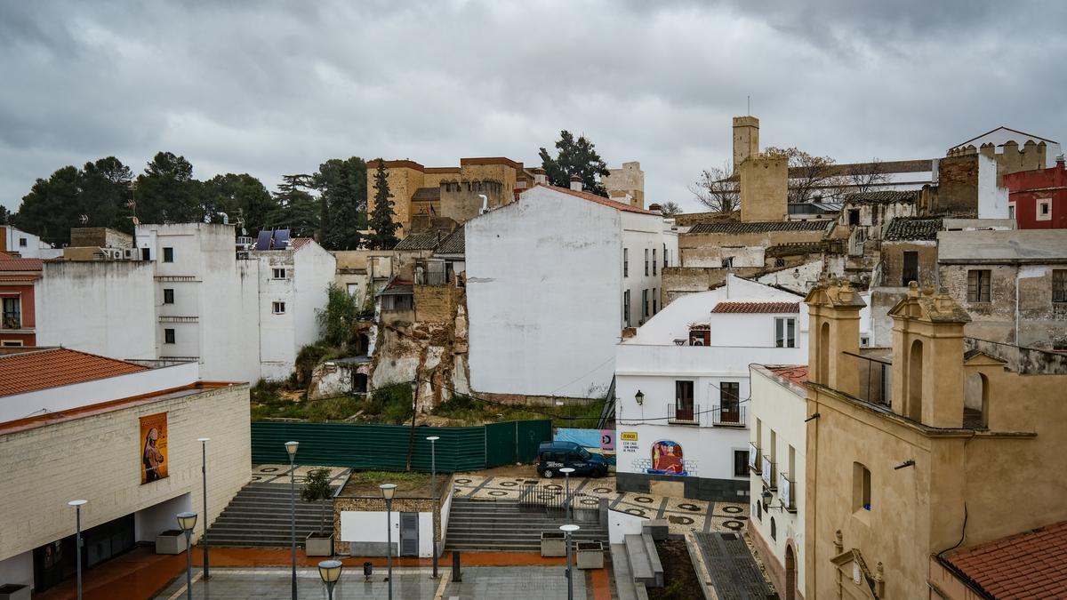 Parcela en la que Fundación CB levantará su futura sede, vista desde la plaza de Santa María, en el Casco Antiguo de Badajoz.
