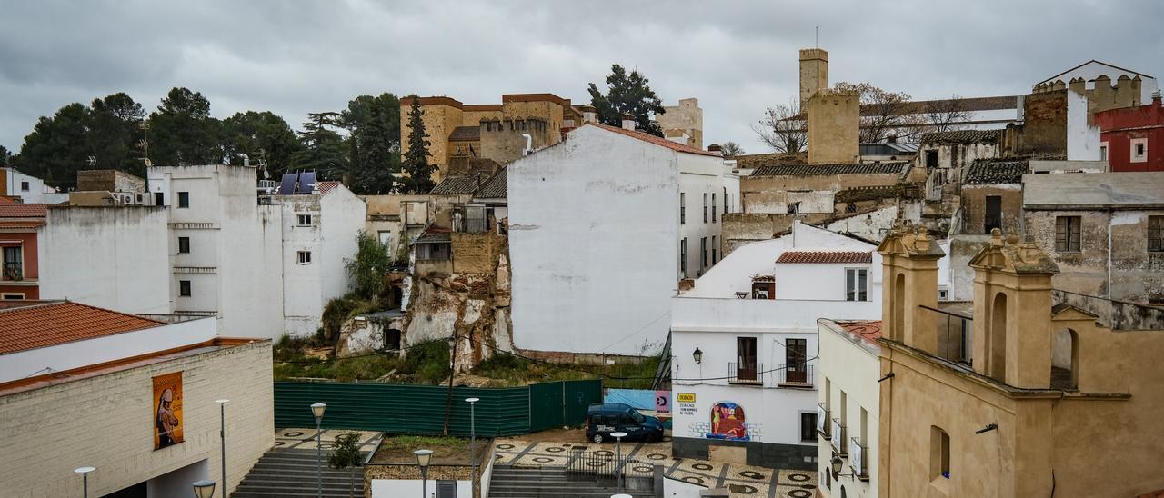 Parcela en la que Fundación CB levantará su futura sede, vista desde la plaza de Santa María, en el Casco Antiguo de Badajoz.