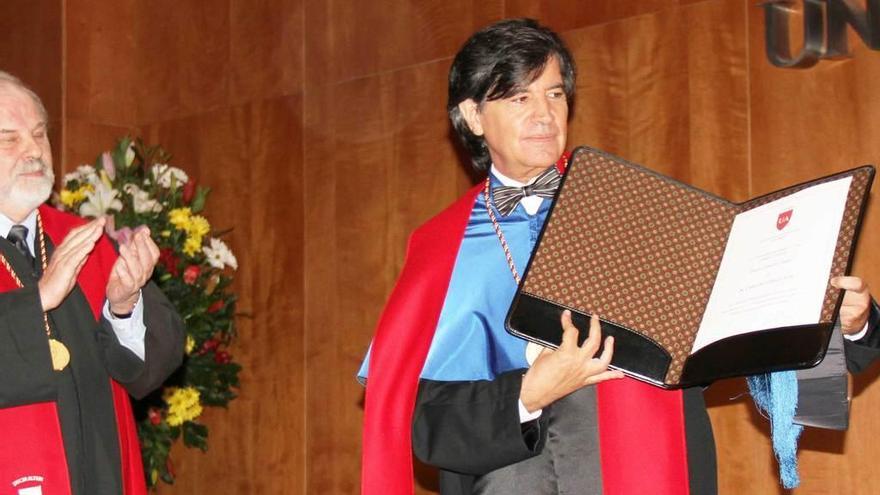 Carlos López-Otín recibiendo el doctorado honoris causa en la Universidad Autónoma de Chile.