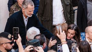 Los Reyes Felipe VI y Letizia durante la visita a la localidad de Chiva, tres semanas después de la DANA