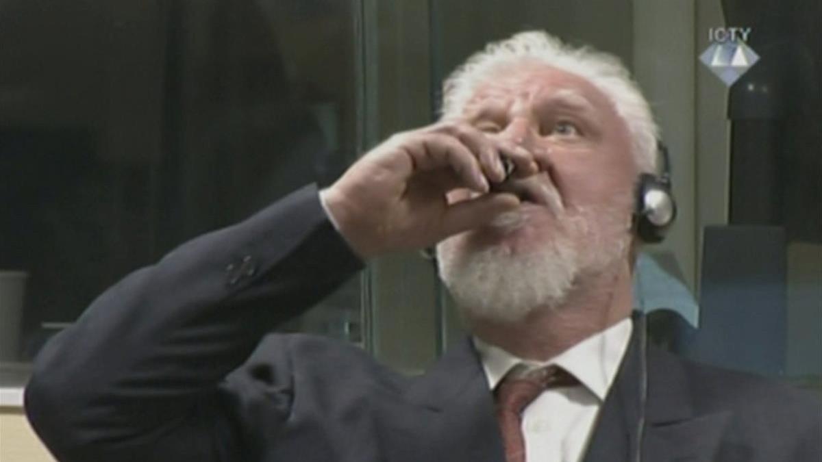 El exgeneral croata Slobodan Praljak ingiere supuestamente un líquido venenoso de un pequeño frasco, durante su juicio.