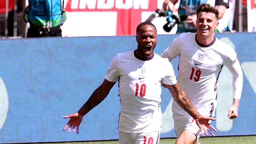 Raheem Sterling i Mason Mount celebrant un gol