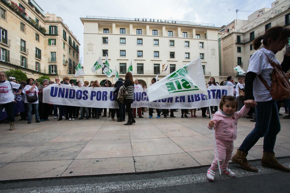 Manifestación en contra de los recortes de aulas en la enseñanza concertada