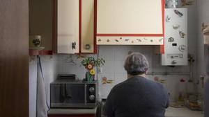 Maria Pau en la cocina de su casa preparando la comida