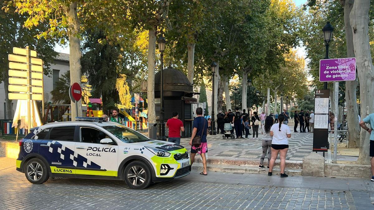 La Policía Local de Lucena interviene tras un altercado en el Paseo del Coso.