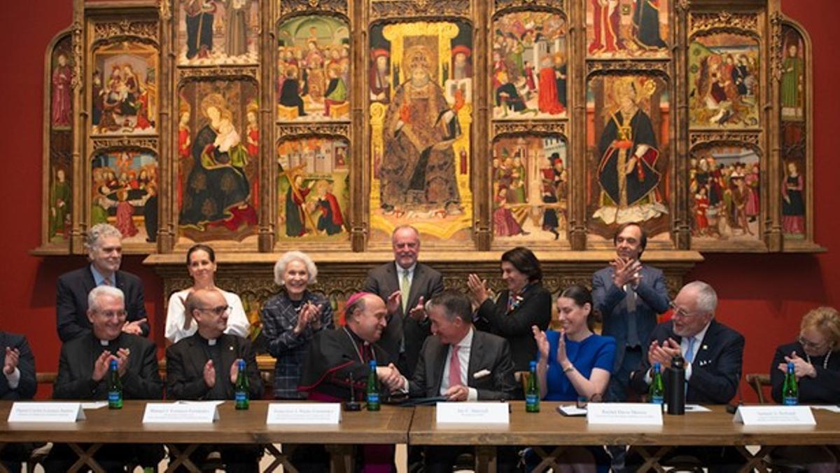 Firma del acuerdo entre el arzobispado de Santiago y el Museo Medows de Dallas