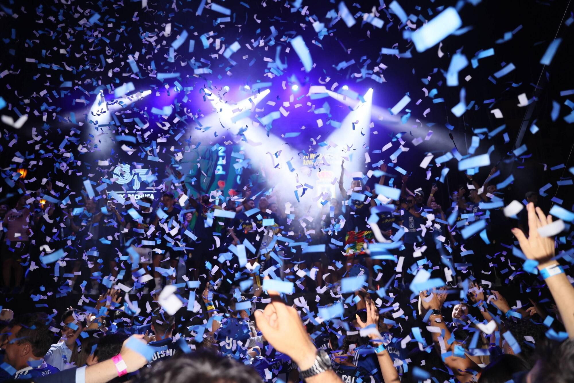 Así se celebró el ascenso del Oviedo a Primera: la afición estalla en una noche histórica