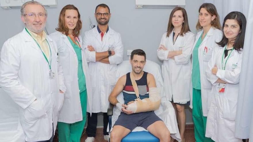 Víctor Santiago posa junto al equipo médico que logró reimplantarle el brazo. // FDV