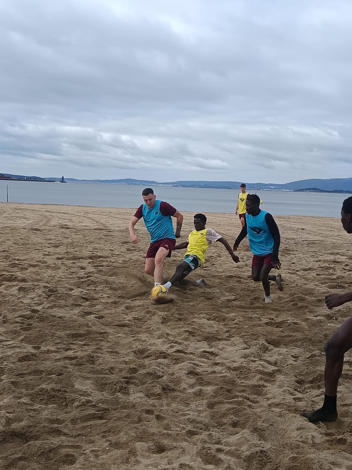 El fútbol sobre la arena se convierte en un ejemplo humano en Vilagarcía.