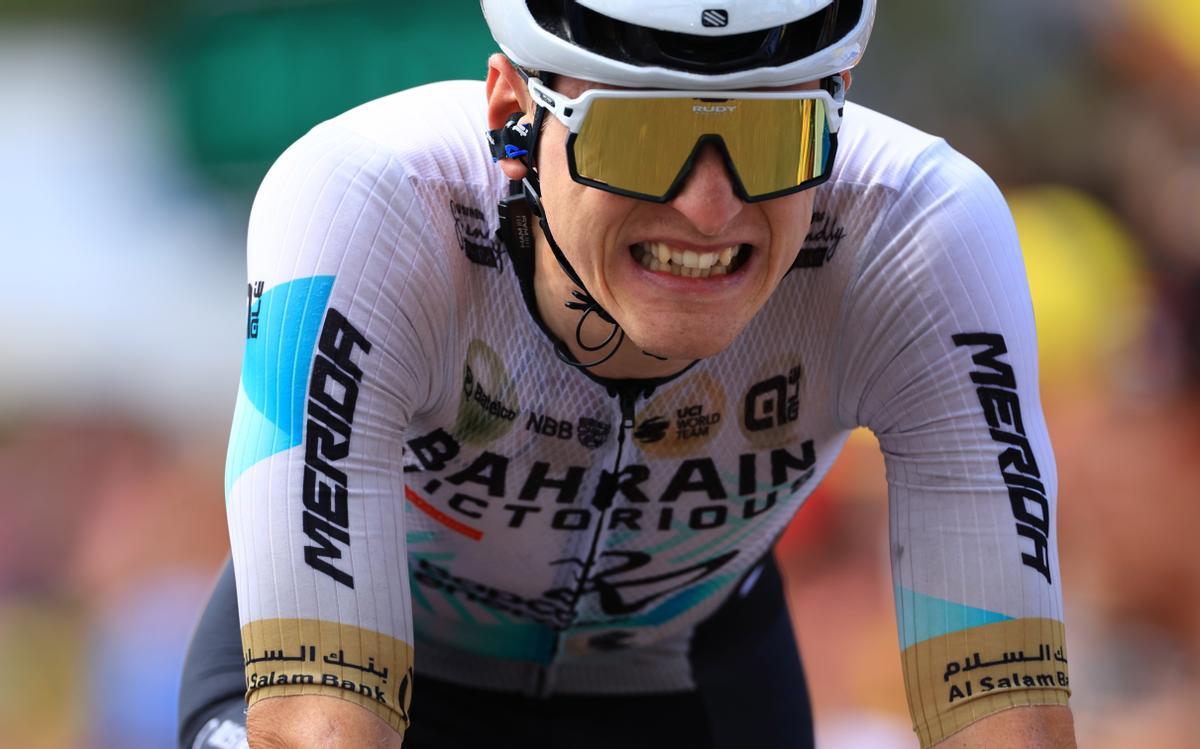 Poligny (France), 21/07/2023.- First placed Slovenian rider Matej Mohoric of team Bahrain-Victorious reacts after crossing the finish line during the 19th stage of the Tour de France 2023, a 173kms race from Moirans-en-Montagne to Poligny, France, 21 July 2023. (Ciclismo, Bahrein, Francia, Eslovenia) EFE/EPA/MARTIN DIVISEK