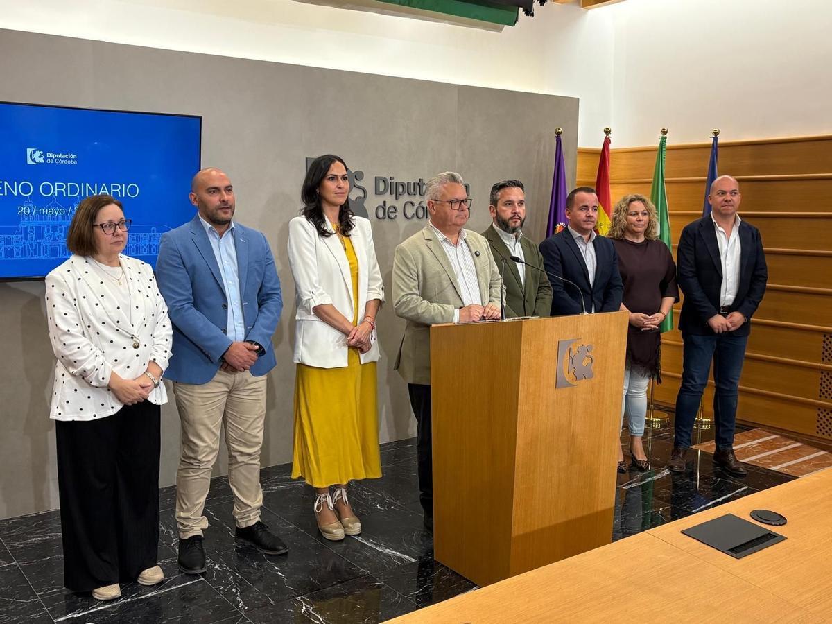 Esteban Morales, en su comparecencia previa al pleno, con el resto del grupo del PSOE en la Diputación.