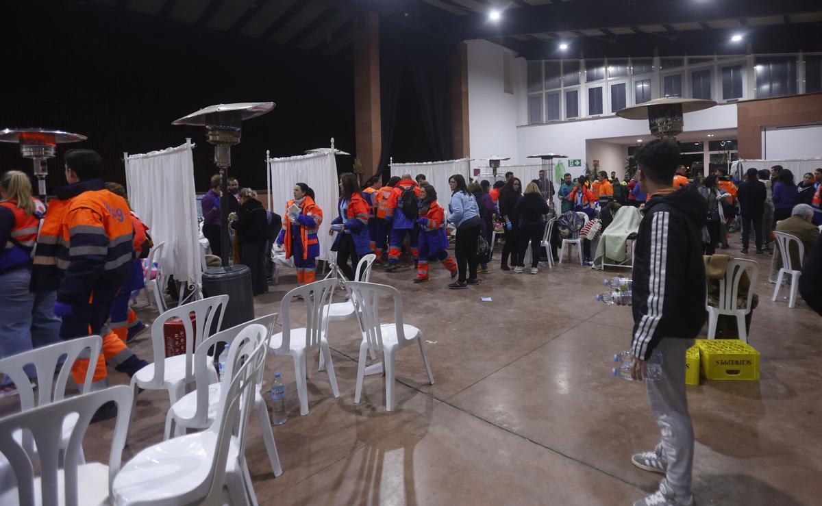 Aspecto que presenta este domingo el polideportivo de Adamuz, en Córdoba, al que están siendo trasladados los heridos.