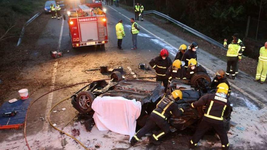 El coche de la víctima se partió en dos tras el brutal impacto contra el asfalto. // Nick