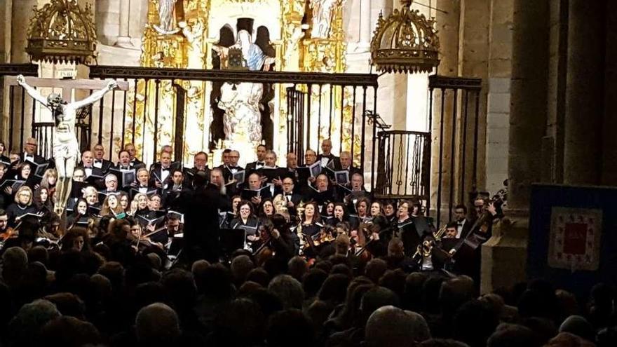 El &quot;Réquiem&quot; de Mozart resuena con éxito en la Colegiata de Santa María la Mayor