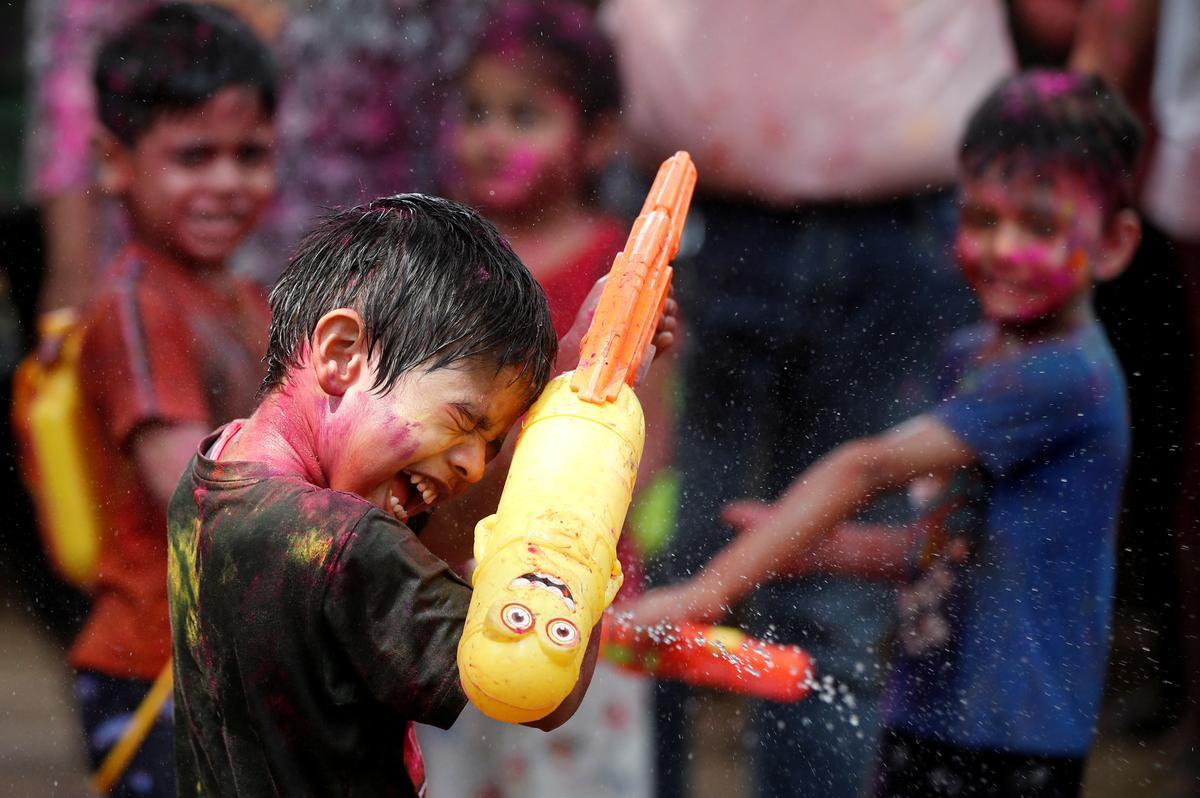 Participantes en las celebraciones del Holi en Bombay