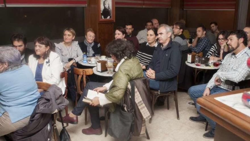 Público asistente, en la noche del sábado, a la final del slam de A estrada das letras. // Bernabé / Ana Agra