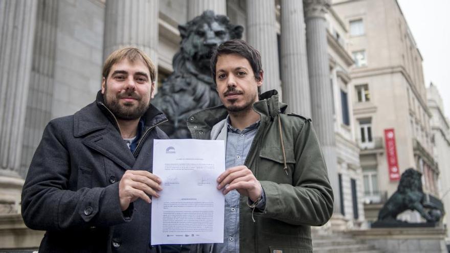 Daniel Ripa -izquierda- y Segundo González, ayer, a la entrada del Congreso de los Diputados con la proposición no de ley sobre el peaje del Huerna.