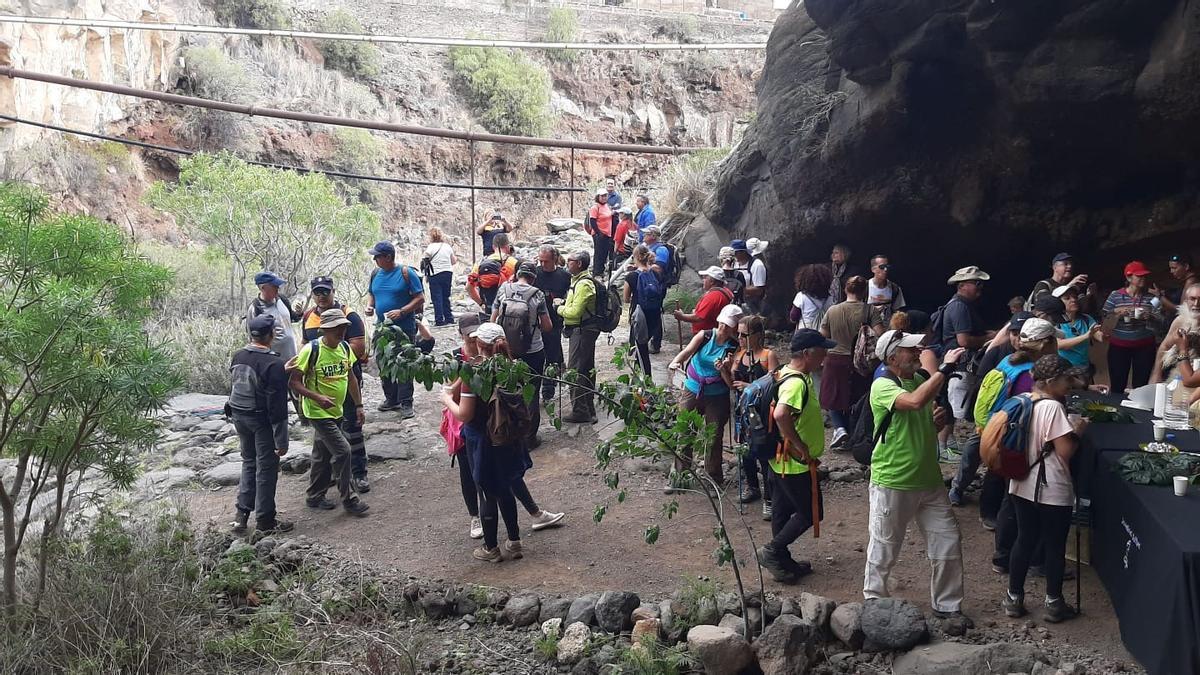 Senderistas por el Camino Viejo de la Virgen de Candelaria