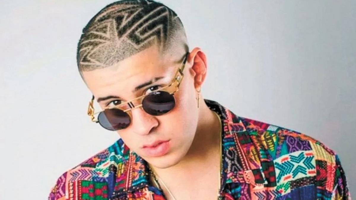 Bad Bunny causa sensación con un concierto sorpresa desde un camión