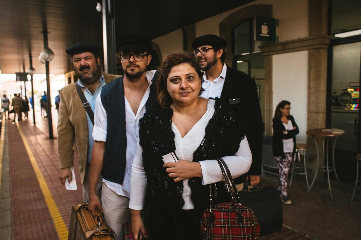 'Milana bonita' reivindica un tren digno para Extremadura en la estación de Atocha en Madrid