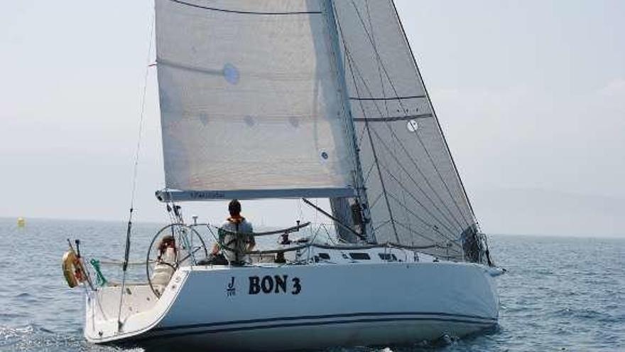 El Bon 3 durante la disputa de la regata. // Desmarque SL