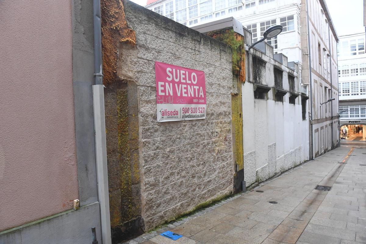 El solar del número 6 de la calle Herrador, cuyos dueños, según el Concello, están preparando un proyecto para desarrollarlo.