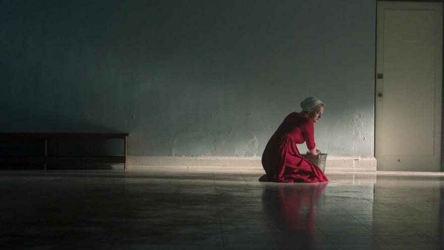 La actriz Elisabeth Moss en una escena de la serie distópica The Handmaid&#039;s Tale.