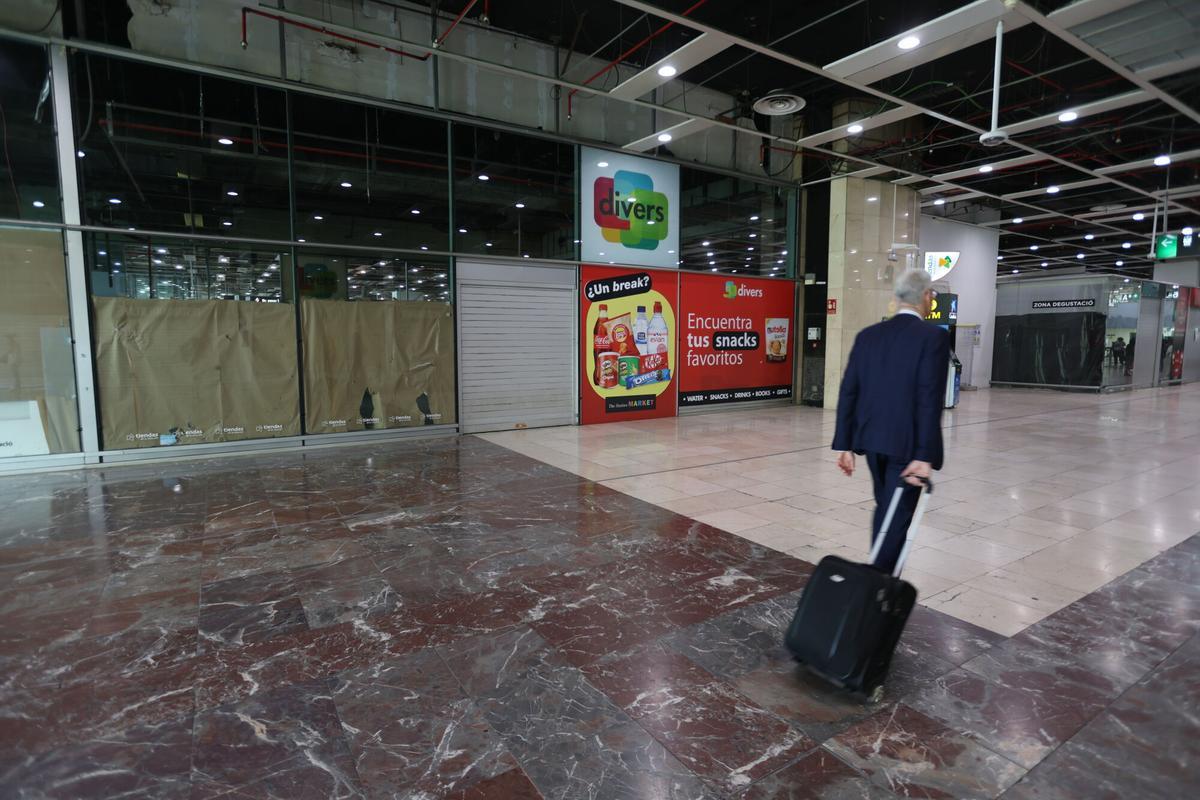 Barcelona 14/10/2025 Barcelona Reportaje de los obras de la estación de Sants, que ocasionan mucho ruido, así como la zona interior del hall con las tiendas cerradas. FOTO DE RICARD CUGAT
