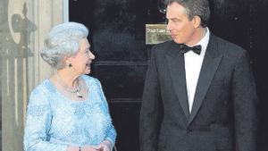 La Reina Isabel II, fallecida esta semana, y el exprimer ministro británico Tony Blair en Downing Street 10