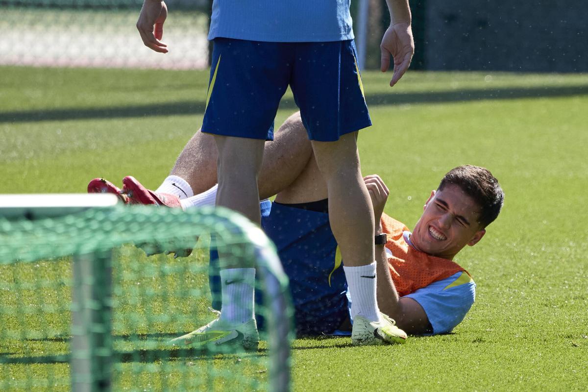 Pau Cubarsí yace en el suelo en un ejercicio del entrenamiento de este sábado.