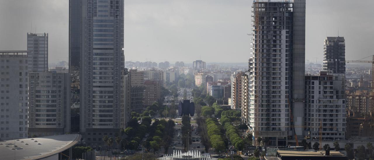 A la derecha, el rascacielos de Bofill en Cortes Valencianas, en el que ya ondena la bandera de cota máxima.