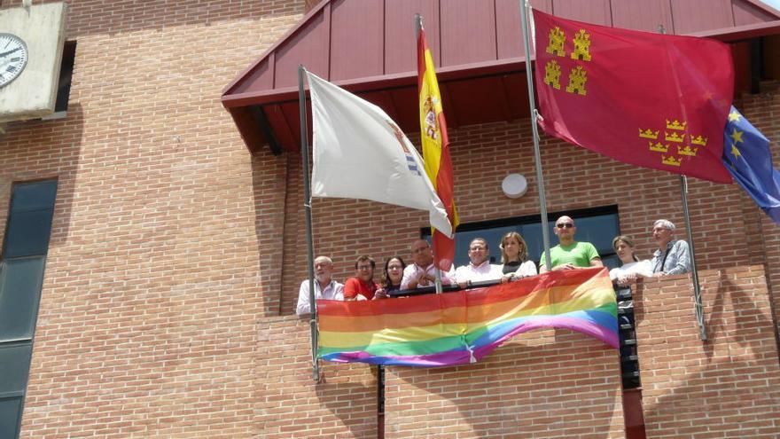 Molina de Segura despliega la bandera LGTBI