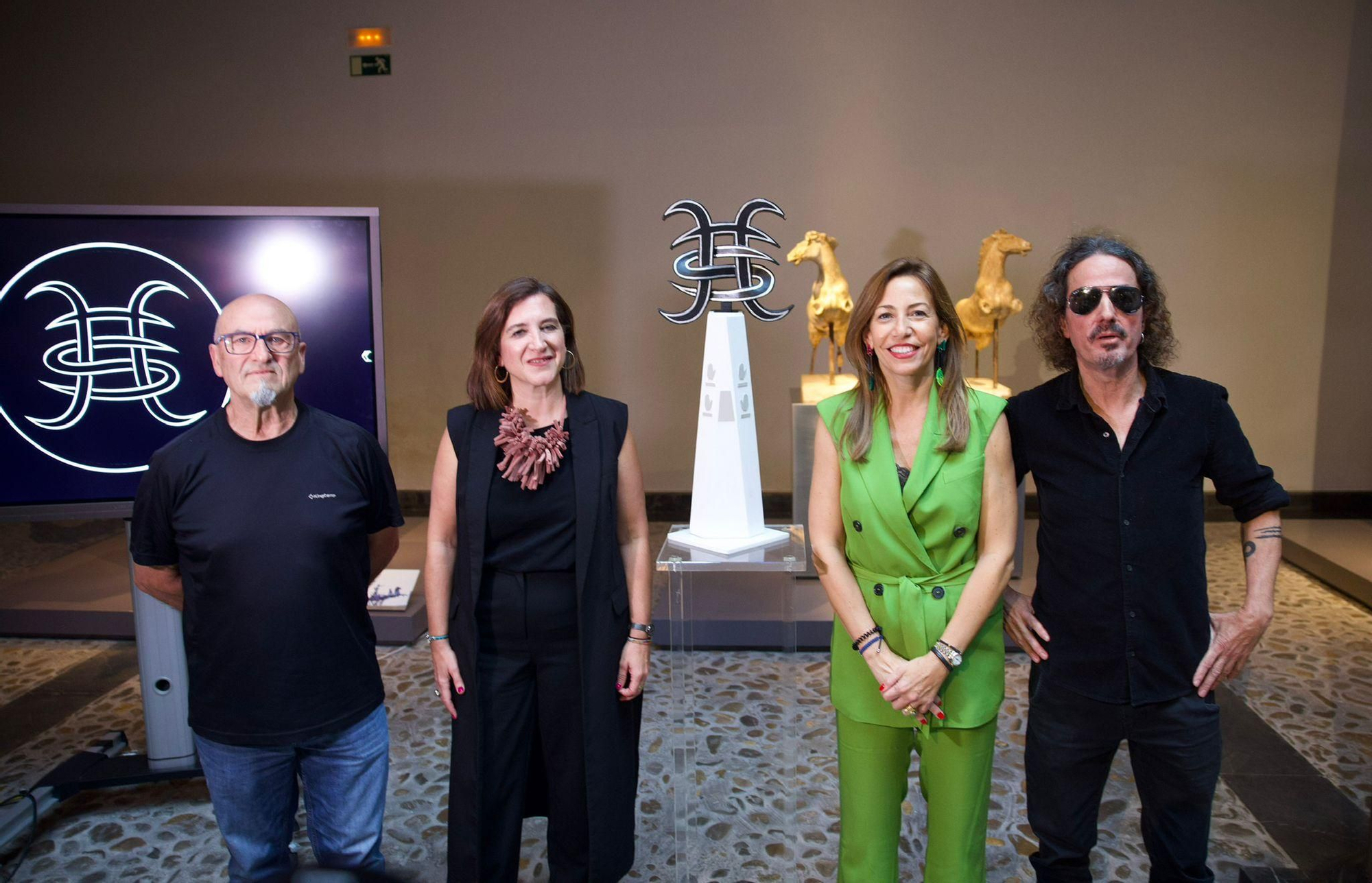 Presentación de la escultura en honor a Héroes del Silencio
