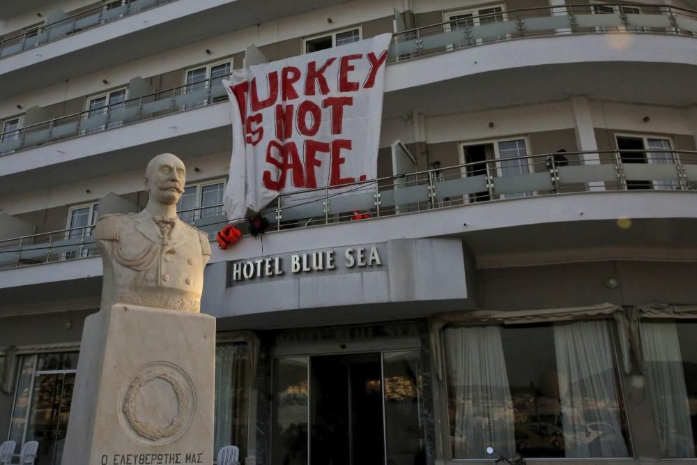 Pancarta colgada en la fachada de un hotel donde se alojan refugiados en la que se puede leer "Turquía no es segura"