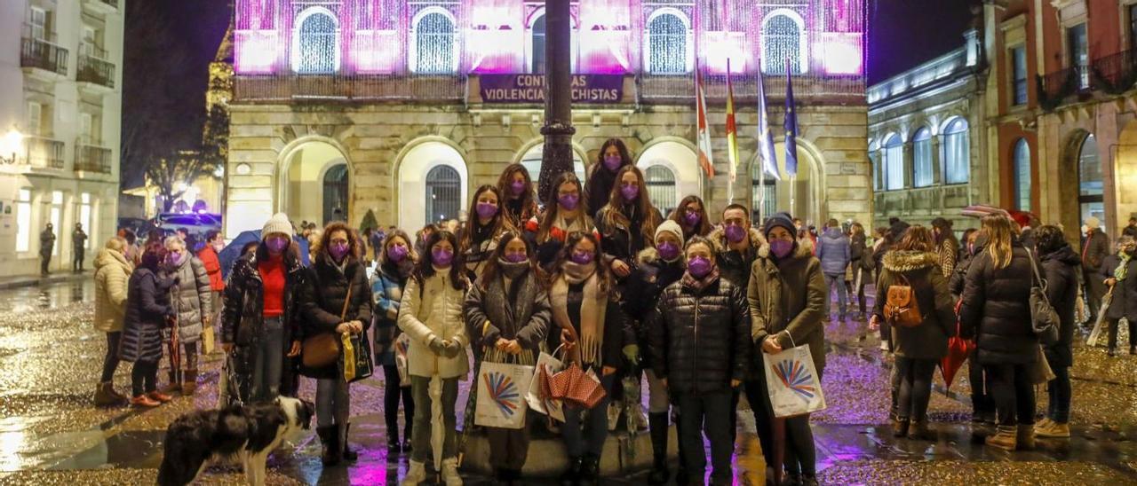 Alumnas y docentes del ciclo de Promoción de la Igualdad de Género, en la plaza Mayor de Gijón.