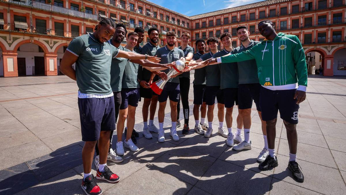 La plantilla del Coto Córdoba celebra el ascenso a la Primera FEB.