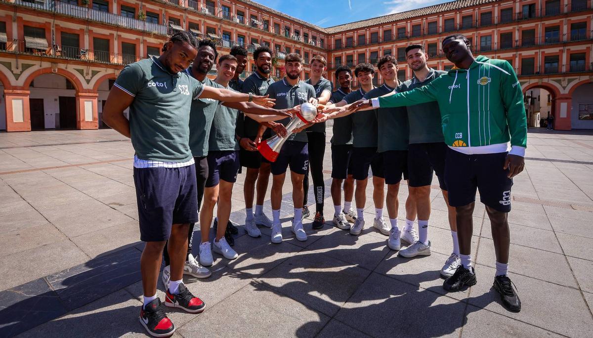 La plantilla del Coto Córdoba celebra el ascenso a la Primera FEB.