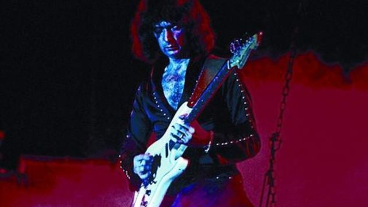 El guitarrista Ritchie Blackmore, liderando la banda Rainbow en la plaza de toros Monumental.