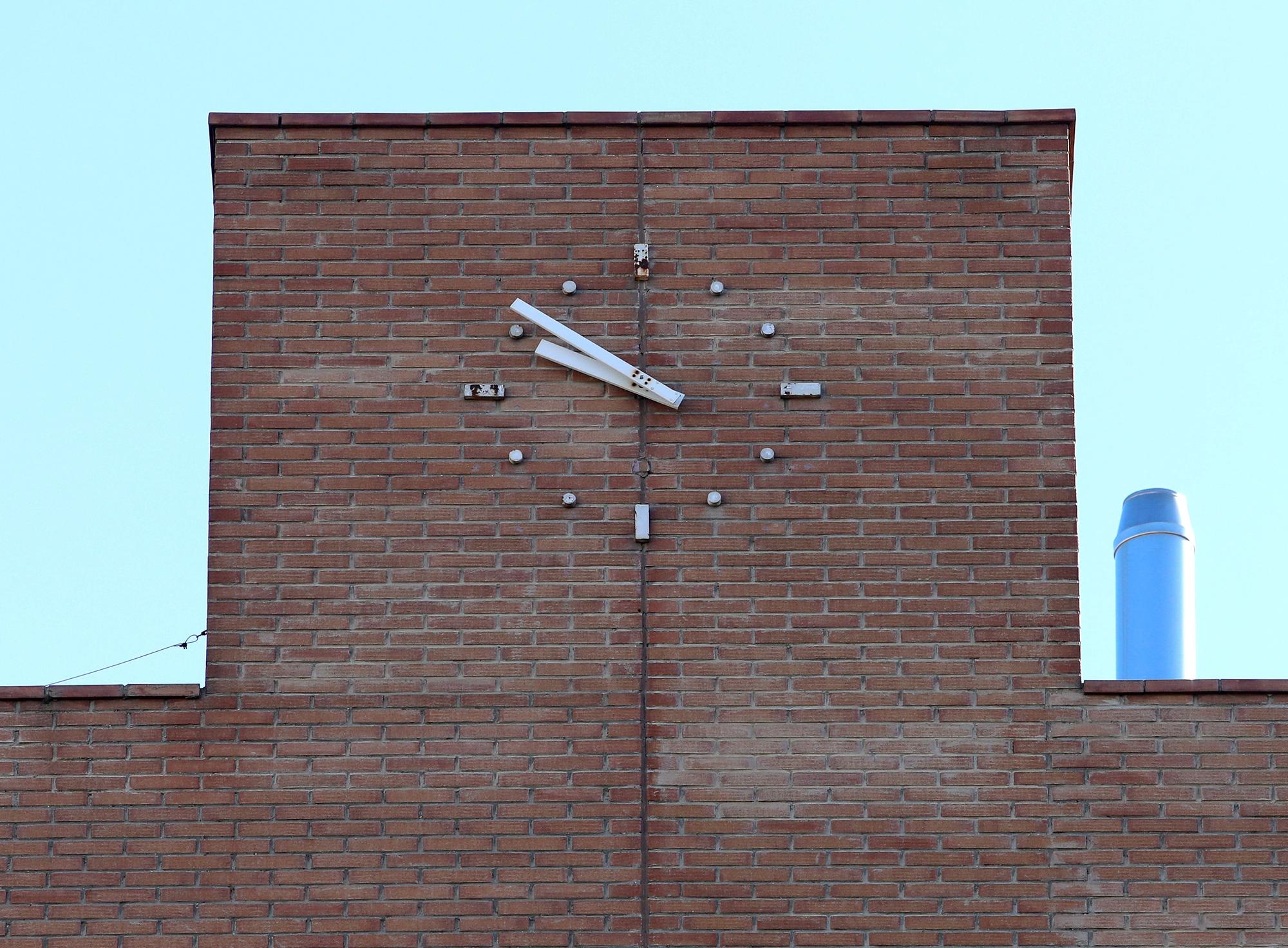 Reloj en un edificio de la avenida Cataluña.jpg