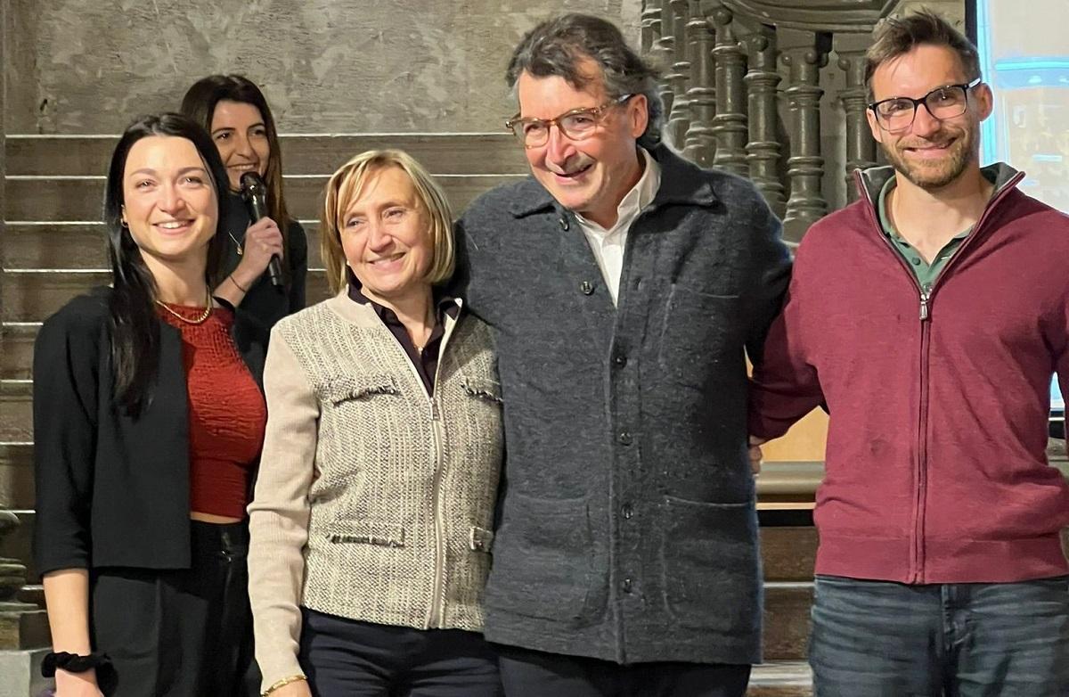 La família Roig amb la conductora de l’acte, la periodista Montse Rigall.